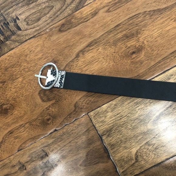 Black and White Reptile Print Belt with Circular Buckle 41” - Picture 5 of 5